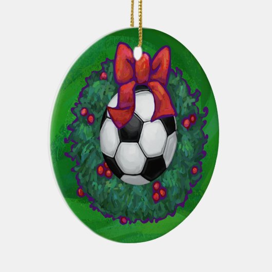 Festive Voetbal Kerstmis Wreater on Green Keramisch Ornament (Rechts)