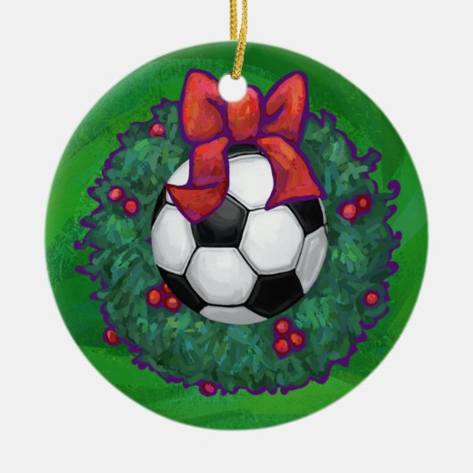 Festive Voetbal Kerstmis Wreater on Green Keramisch Ornament (Voorkant)