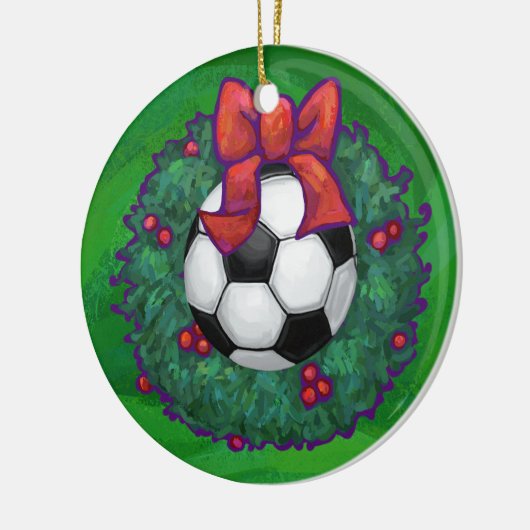Festive Voetbal Kerstmis Wreater on Green Keramisch Ornament (Links)
