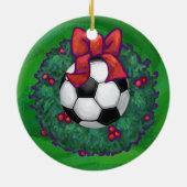 Festive Voetbal Kerstmis Wreater on Green Keramisch Ornament (Achterkant)