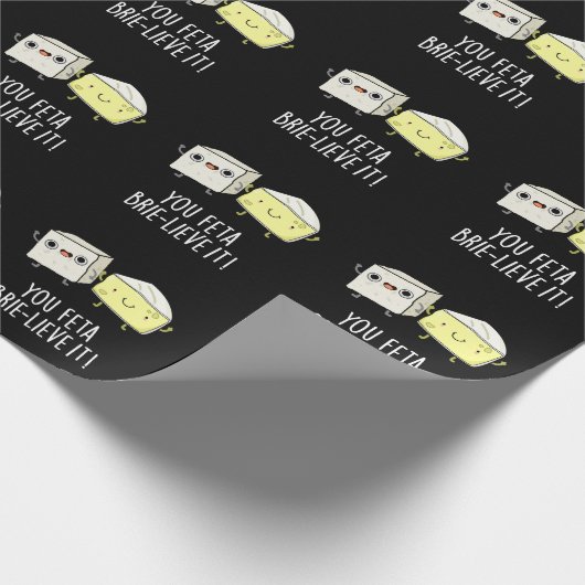 Feta Brie-Geloof It Funny Cheese Pun Dark BG Cadeaupapier (Hoek)
