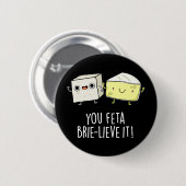 Feta Brie-Geloof It Funny Cheese Pun Dark BG Ronde Button 5,7 Cm (Voorkant /achterkant)