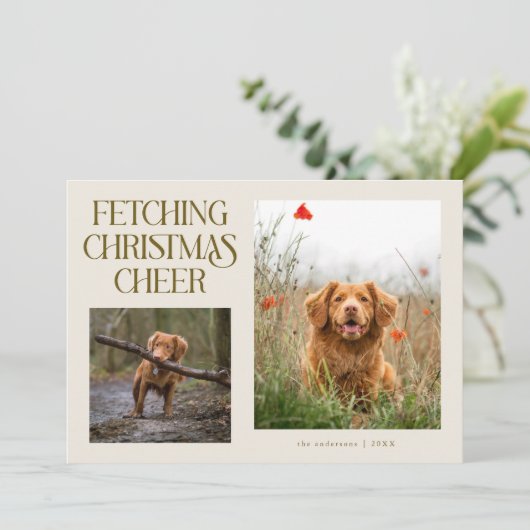 Fetching Christmas Cheer Cream Dog Photo Feestdagenkaart (Staand voorkant)