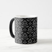 Feuille Damask Pattern Grey op Black Magische Mok (Voorkant links)