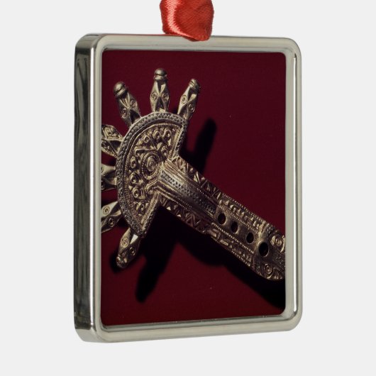 Fibula, Laucha Metalen Ornament (Rechts)