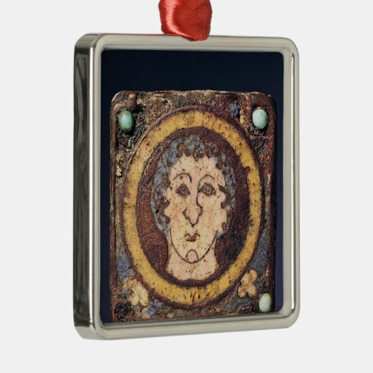 Fibula met het gezicht van een jong man metalen ornament (Rechts)