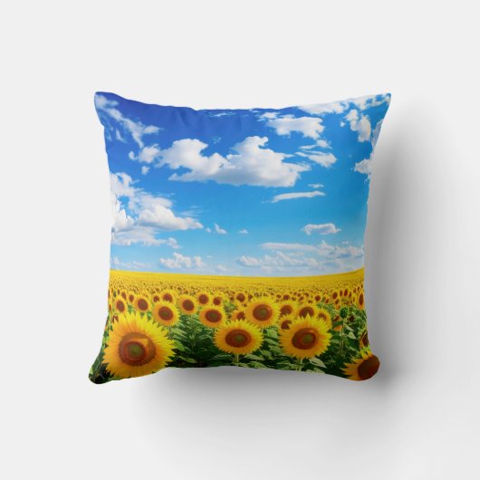 Field of sunflowers under blue sky, vibrant summer kussen (Achterkant)