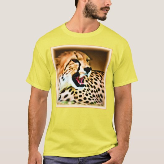 "Fierce and Fiery Cheetah Design" Bestel nu T-shirt (Voorkant)