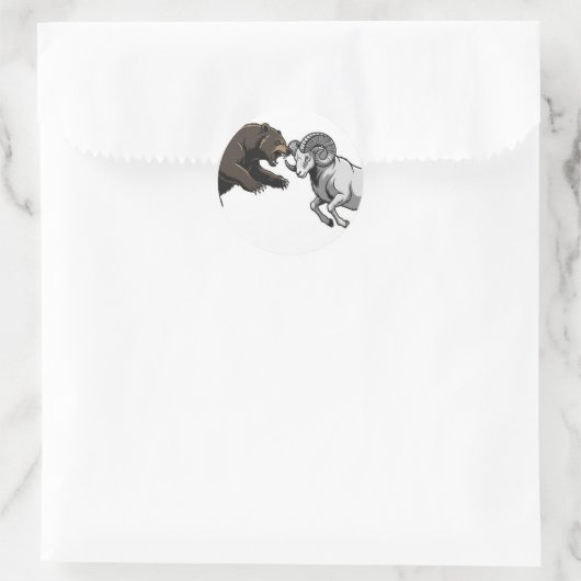 Fierce bear and ram locking horns ronde sticker (Tas)