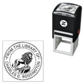 Fierce Lion op Cliff Ledge Library Boeknaam Zelfinktende Stempel (In situ)