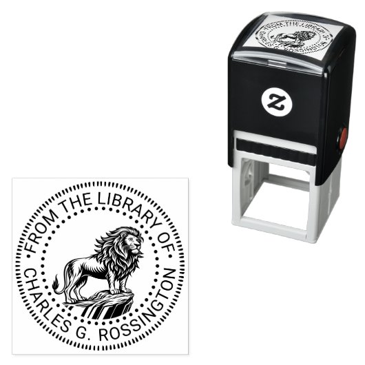 Fierce Lion op Cliff Ledge Library Boeknaam Zelfinktende Stempel (In situ)