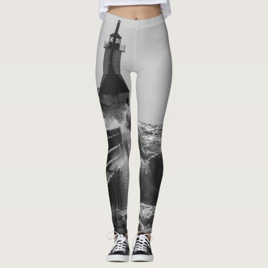 Fierce Waves in St Joseph Grayscale Leggings (Voorkant)