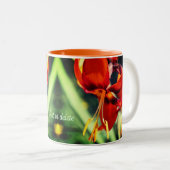 Fiery Oranje Lily Flower Personalized Tweekleurige Koffiemok (Voorkant rechts)
