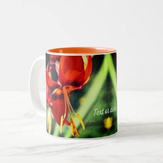 Fiery Oranje Lily Flower Personalized Tweekleurige Koffiemok (Voorkant links)