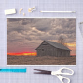 Fiery Red Sunrise die een geïsoleerde schuur achte Tissuepapier (Craft)