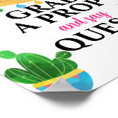 Fiesta pakt een prop aan en zegt een foto van de v poster (Hoek)