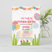 Fiesta Three-Esta Girl Verjaardag Uitnodiging (Staand voorkant)