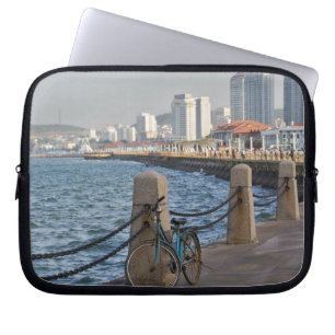 Fiets aan het water met stadsbeeld van Yantai, Laptop Sleeve