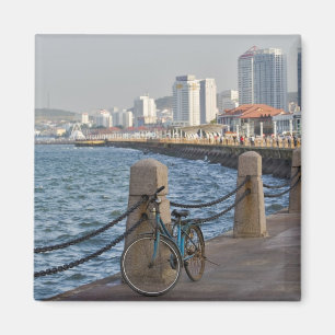 Fiets aan het water met stadsbeeld van Yantai, Magneet