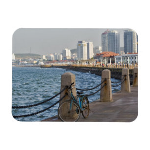 Fiets aan het water met stadsbeeld van Yantai, Magneet