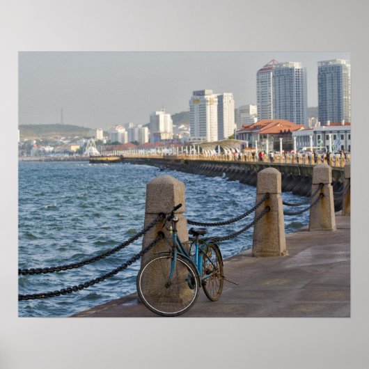 Fiets aan het water met stadsbeeld van Yantai, Poster (Voorkant)