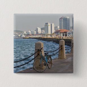 Fiets aan het water met stadsbeeld van Yantai, Vierkante Button 5,1 Cm