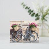 Fiets en roze bloemenmanden briefkaart (Staand voorkant)