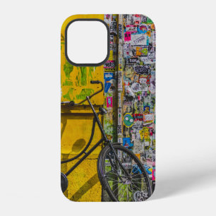 FIETS GEPAARKT NAast MUUR VOL MET STICKERS iPhone 12 Hoesje