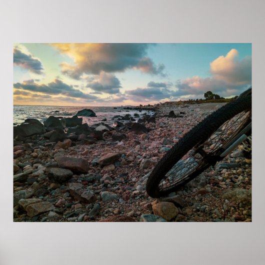 Fiets geparkeerd op rotsstrand poster (Voorkant)