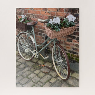 Fiets met bloemkorven in Engels dorp Legpuzzel