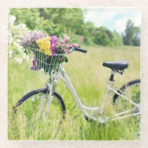 Fiets met mandje bloemen in de wei glazen onderzetter