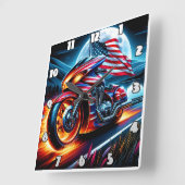 Fiets met vlag bij maanverlicht meer vierkante klok (Hoek)