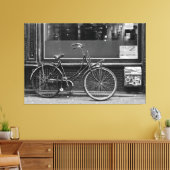 Fiets voor de etalage canvas afdruk (Insitu (Woonkamer))