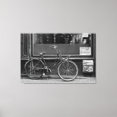 Fiets voor de etalage canvas afdruk (Voorkant)
