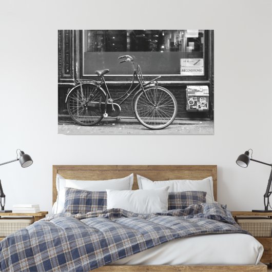 Fiets voor de etalage canvas afdruk (Insitu (Slaapkamer))