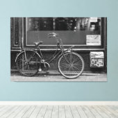 Fiets voor de etalage canvas afdruk (Insitu (Houten vloer))