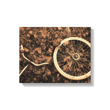 Fietsdelen met herfstbladeren