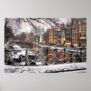 Fietsen in de sneeuw in Amsterdam Poster