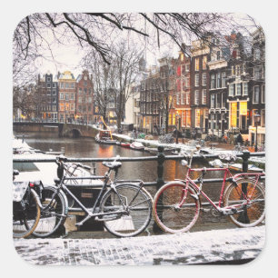 Fietsen in de sneeuw in Amsterdam Vierkante Sticker