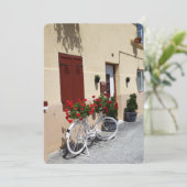 Fietsen met rode bloemen op Europese straat Kaart (Staand voorkant)