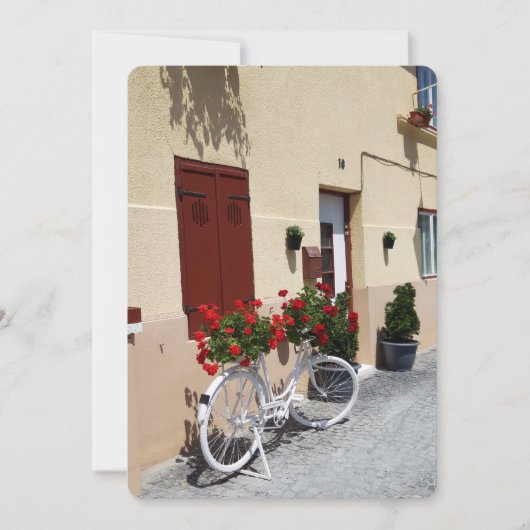 Fietsen met rode bloemen op Europese straat Kaart (Voorkant)