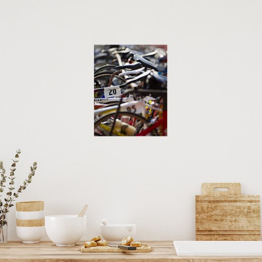 Fietsen op het rack bij een driebaansrace klaar poster (Keuken)