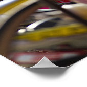 Fietsen op het rack bij een driebaansrace klaar poster (Hoek)