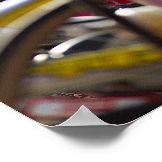 Fietsen op het rack bij een driebaansrace klaar poster (Hoek)