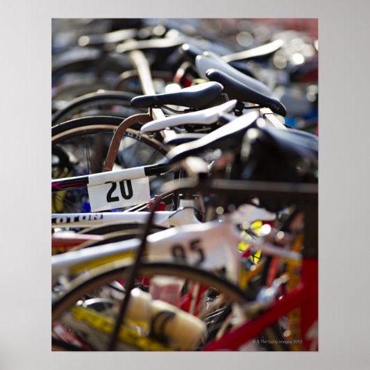 Fietsen op het rack bij een driebaansrace klaar poster (Voorkant)