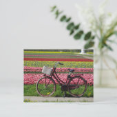 Fietsen op Tulips Field DIY Briefkaart (Staand voorkant)