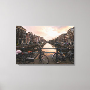 Fietsen op zonsondergang in Amsterdam Canvas Afdruk