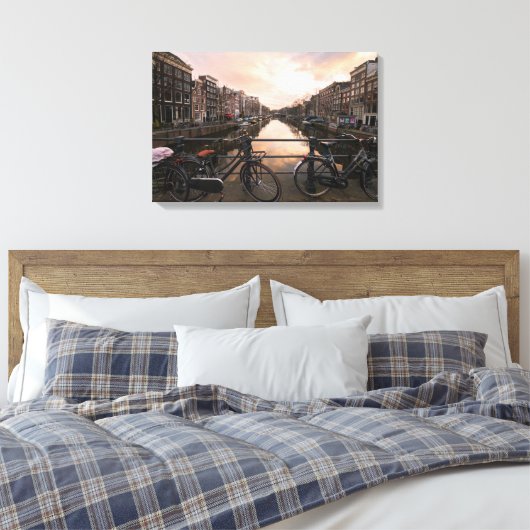 Fietsen op zonsondergang in Amsterdam Canvas Afdruk (Insitu (Slaapkamer))