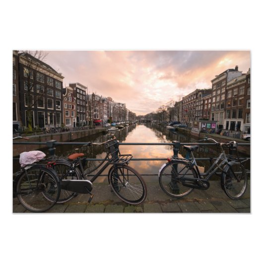 Fietsen op zonsondergang in Amsterdam Foto Afdruk (Voorkant)