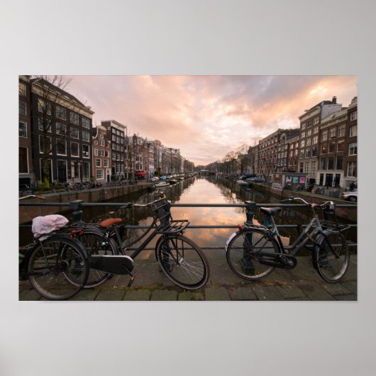 Fietsen op zonsondergang in Amsterdam Poster (Voorkant)